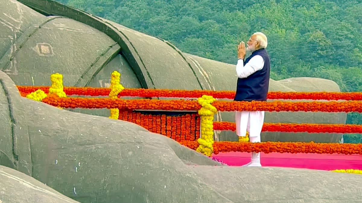 PM મોદીએ સ્ટેચ્યૂ ઑફ યુનિટીના ચરણોમાં પુષ્પ અર્પણ કર્યા, એકતા પરેડ શરૂ