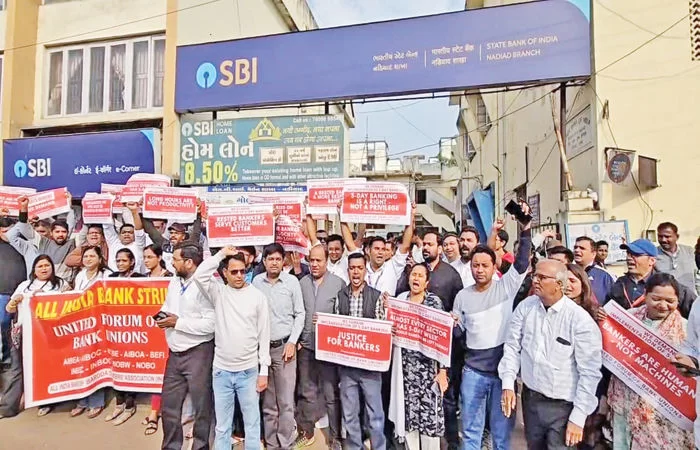 ખેડા જિલ્લામાં બેન્ક કર્મચારીઓની હડતાલ, નાણાંકીય વ્યવહારો ઠપ