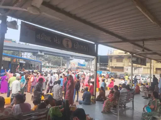 ડાકોરના ઠાકોરના દર્શને ઉમટ્યું માનવ મહેરામણ, પણ બસ સ્ટેશનમાં ભક્તો અટવાયા: એસટી બસો પડી ઓછી!