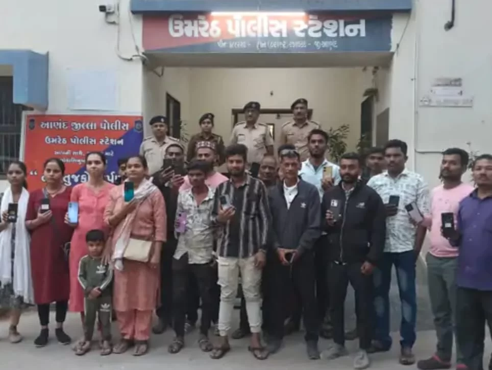 ઉમરેઠ પોલીસે ‘તેરા તુજકો અર્પણ’ કાર્યક્રમ હેઠળ 27 ખોવાયેલા મોબાઈલ શોધી માલિકોને પરત કર્યા