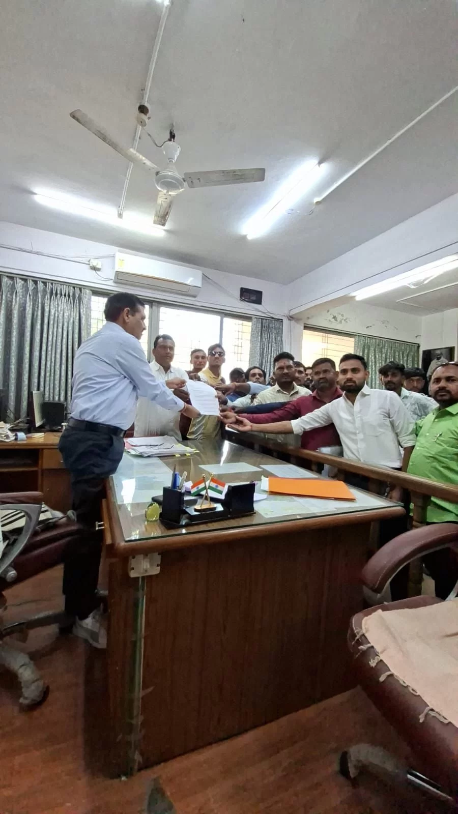આમરોલ ગામે અંતિમ વિધિનો માર્ગ બંધ થતા વિવાદ, ગ્રામજનોએ મામલતદારને આવેદનપત્ર આપ્યું