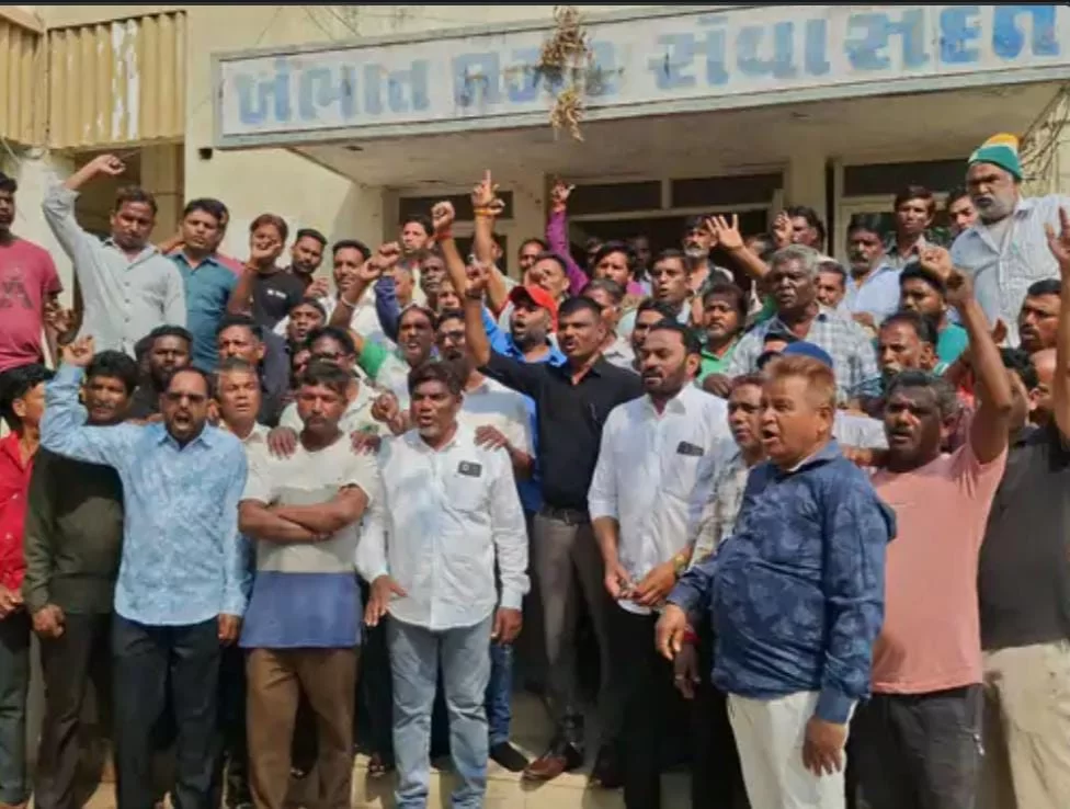 ખંભાત નગરપાલિકામાં 7મા પગાર પંચની માંગ સાથે સફાઈ કર્મચારીઓની 12 દિવસથી હડતાળ, વાલ્મિકી સમાજનો સમર્થન અવાજ