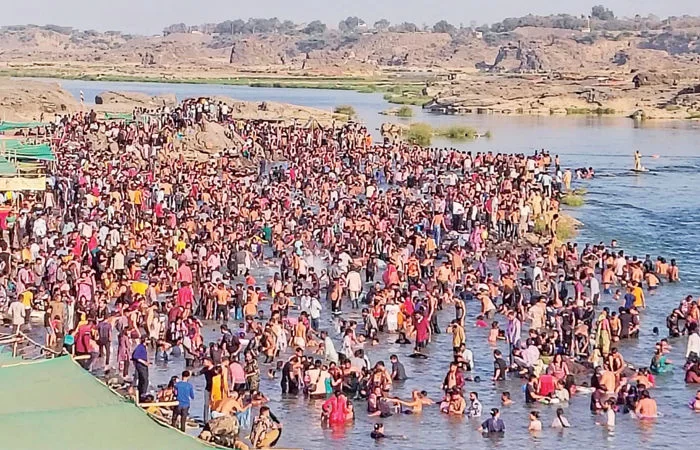 ગળતેશ્વરના કિનારે આસ્થાનું ઘોડાપૂર: મહીસાગર અને ગળતીના સંગમ તટે ભક્તોનું કીડીયારું ઉભરાયું.