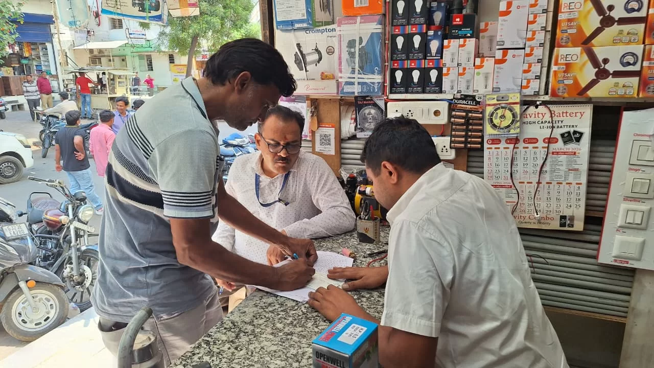 કરમસદ આણંદ મહાનગરપાલિકા દ્વારા બાકી વેરો ન ભરતા 14 દુકાનો કરવામાં આવી સીલ