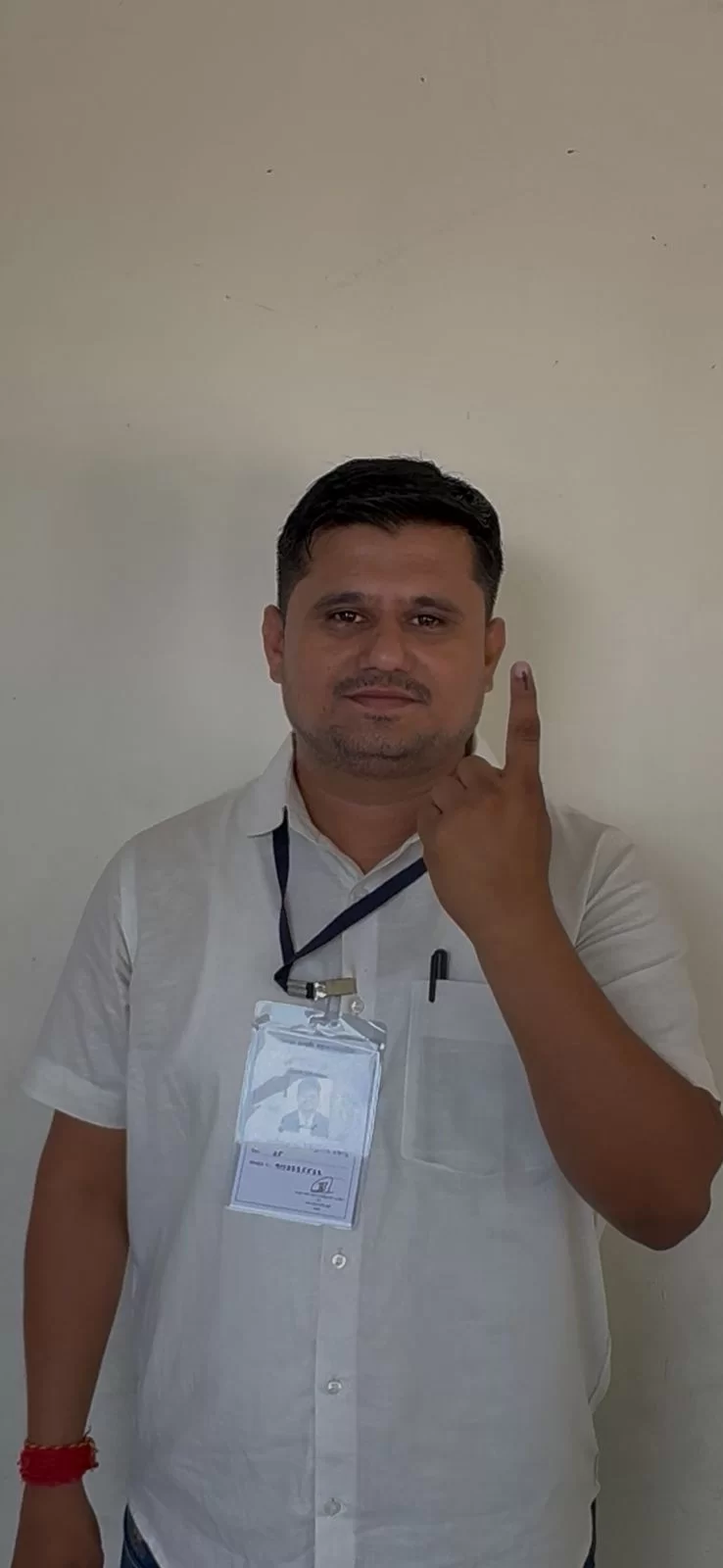 વોર્ડ નં. 9ના ઉમેદવાર કમલેશ ડાભીએ I.B Patel વિદ્યાલય ખાતે મતદાન કર્યું