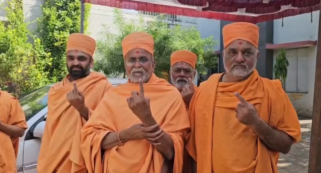 ખેડા: વડતાલ ધામના સાધુ-સંતોએ ઉજવ્યો લોકશાહીનો પર્વ