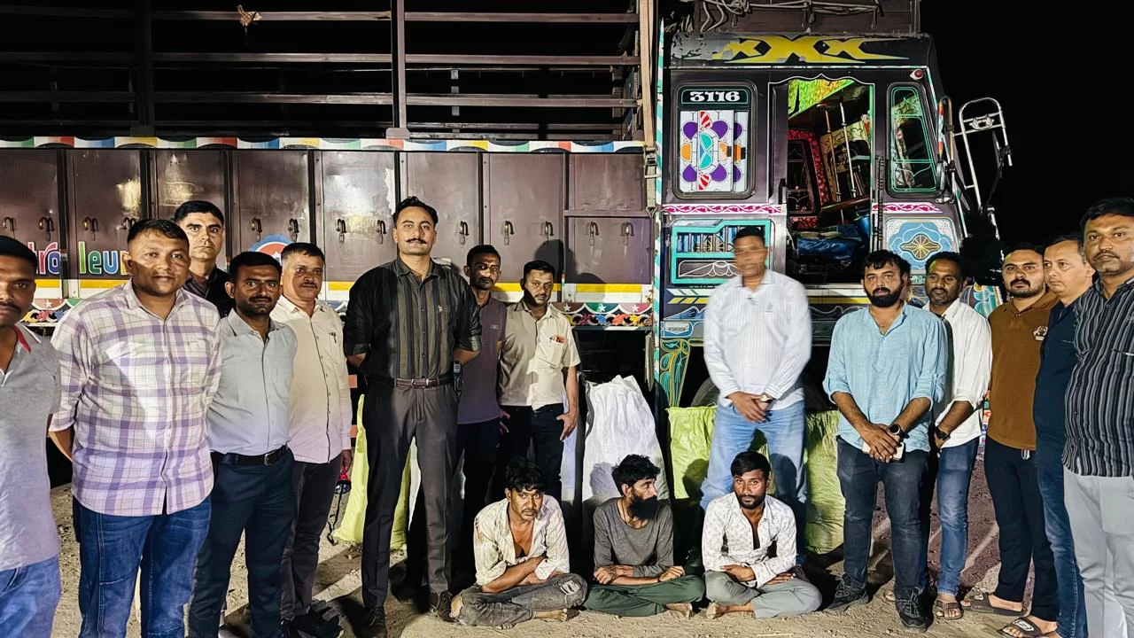 જસદણના શિવરાજપુર પાસે ટ્રકમાંથી 108 કિલો ગાંજો પકડાયો: એકની ધરપકડ, ત્રણ ફરાર