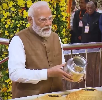 ઇતિહાસમાં પ્રથમવાર: PM મોદીના હસ્તે સોમનાથ મંદિરના 90 મીટર ઊંચા શિખર પર ભવ્ય 'કુંભાભિષેક' સંપન્ન