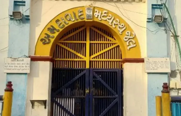 સાબરમતી જેલની સુરક્ષાના ધજાગરા: આજીવન કેદનો કેદી ફિલ્મી સ્ટાઈલમાં મુખ્ય દરવાજેથી ફરાર, પોલીસ બેડામાં ફફડાટ