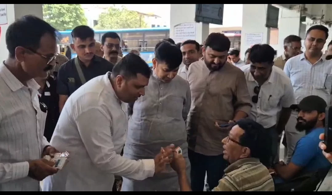 પરિવહન રાજ્યમંત્રી શ્રી પ્રવીણભાઈ માળીએ જૂનાગઢ એસ.ટી. બસ સ્ટેન્ડની સુવિધાઓનું નિરીક્ષણ કર્યું