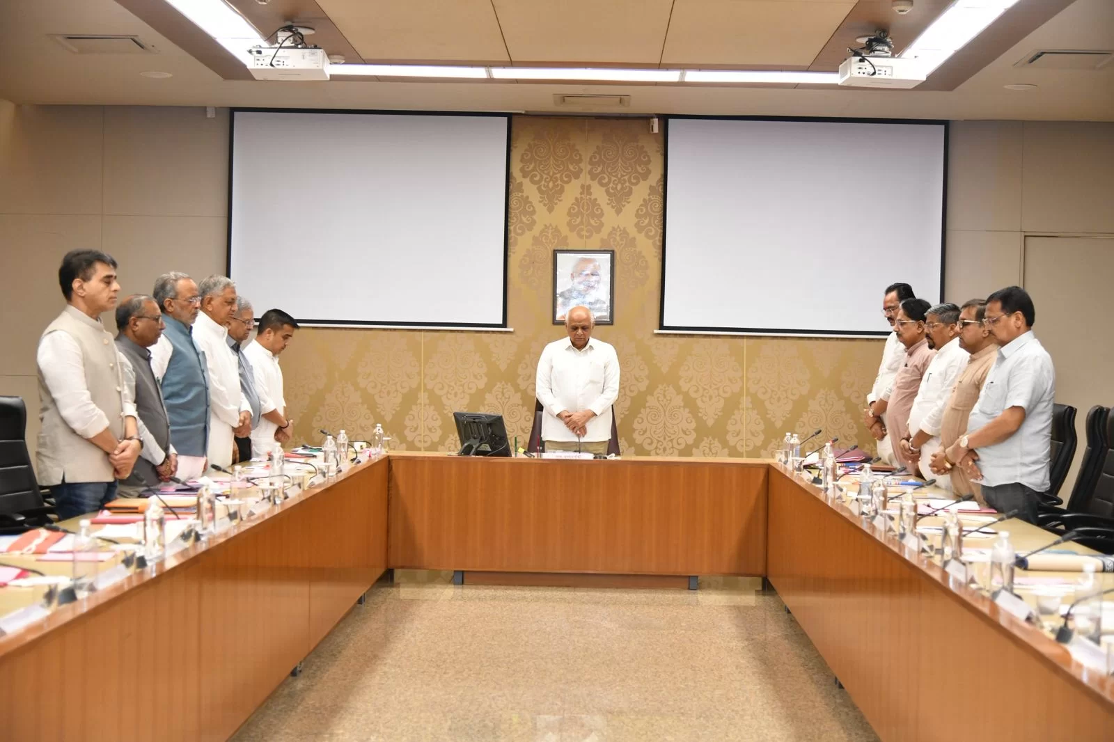 વડોદરાના વરિષ્ઠ નેતા યોગેશભાઈ પટેલના નિધનથી જાહેર જીવનમાં ન પુરાય તેવી ખોટ: કેબિનેટ બેઠકમાં શ્રદ્ધાંજલિ